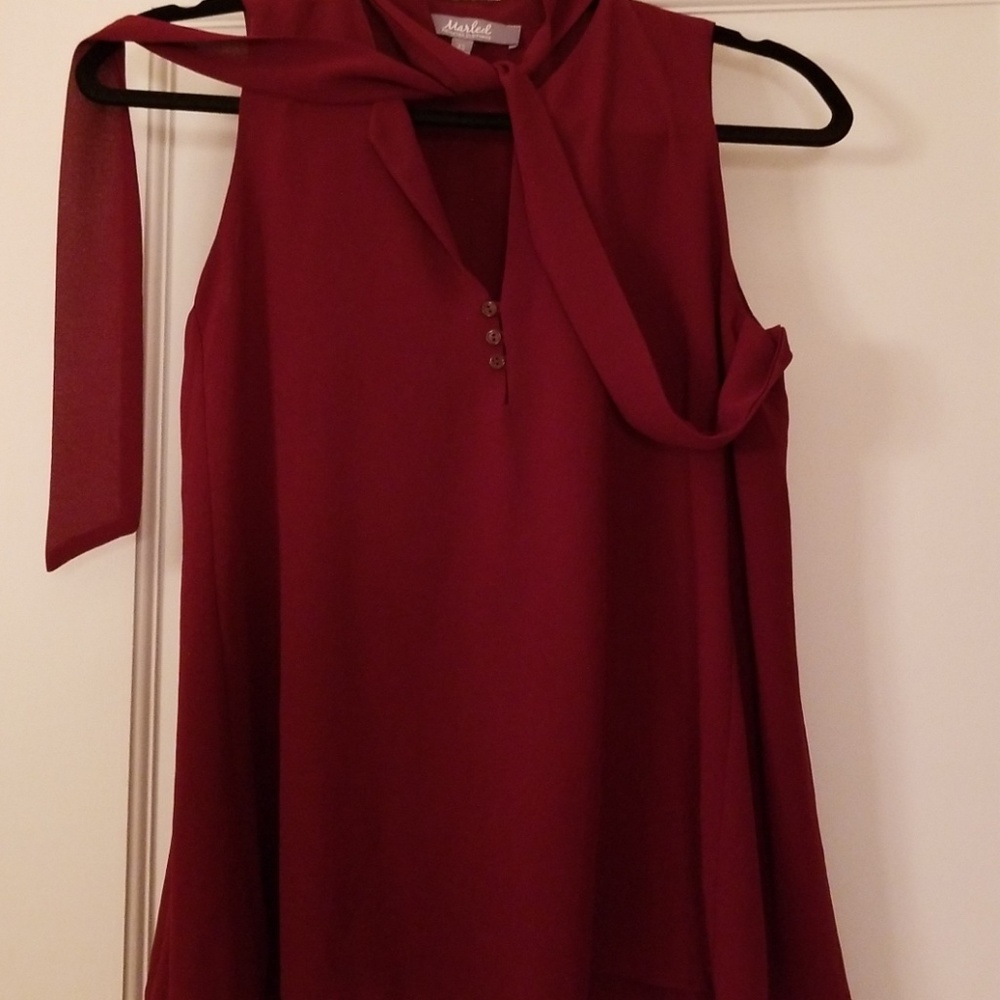 Sleeveless v-neck top